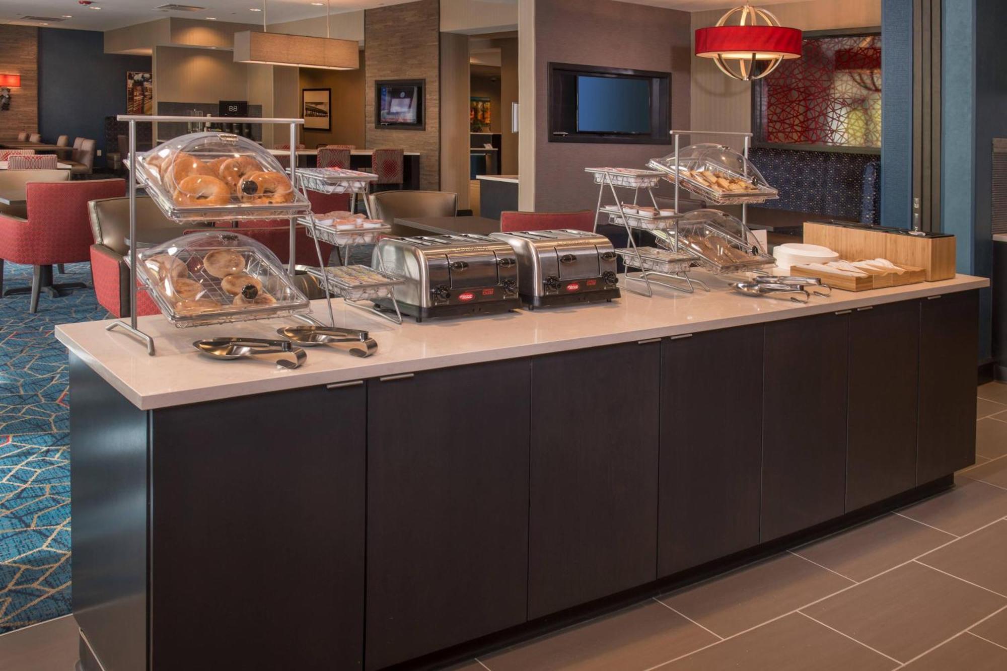 Towneplace Suites By Marriott Altoona Exterior photo