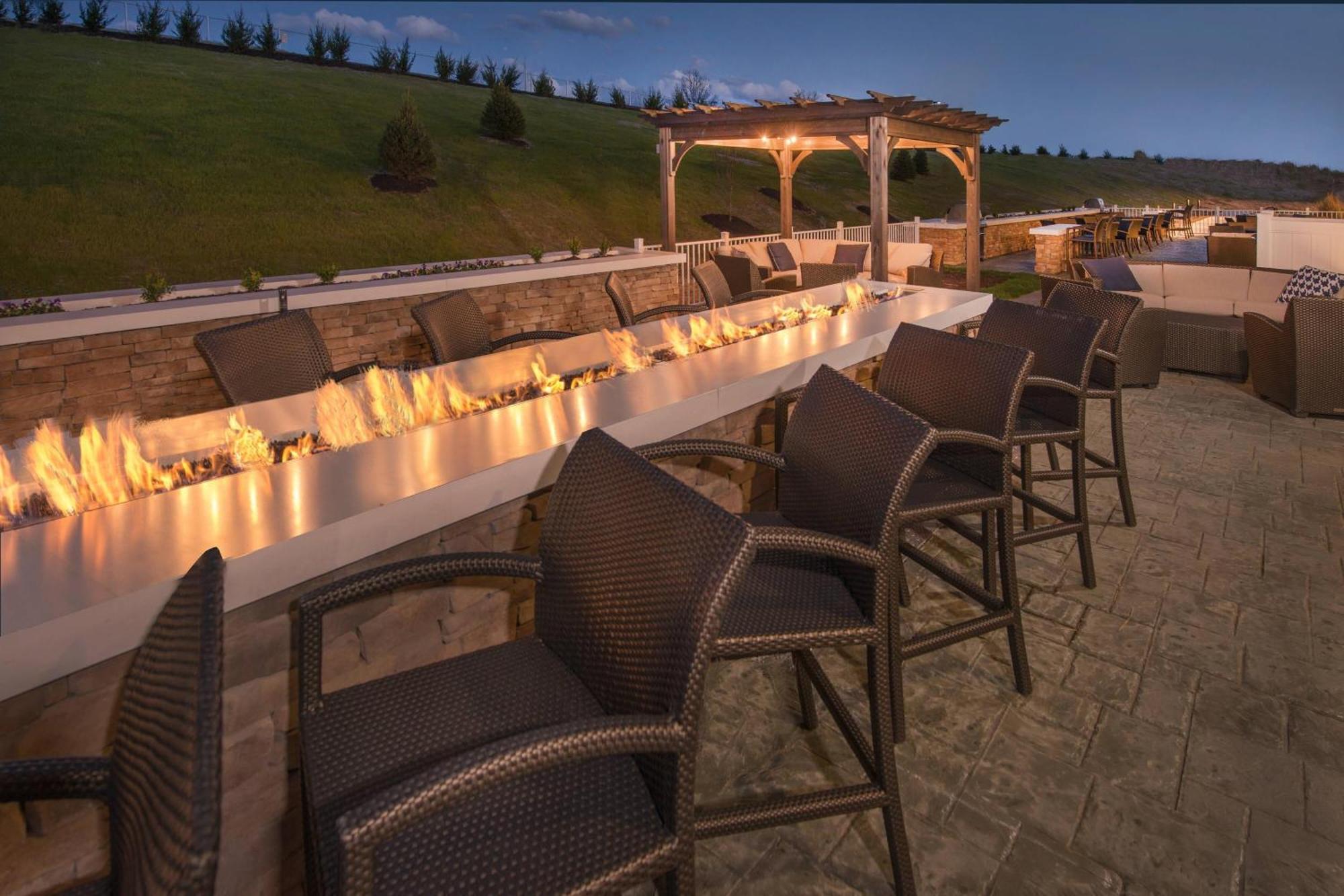 Towneplace Suites By Marriott Altoona Exterior photo
