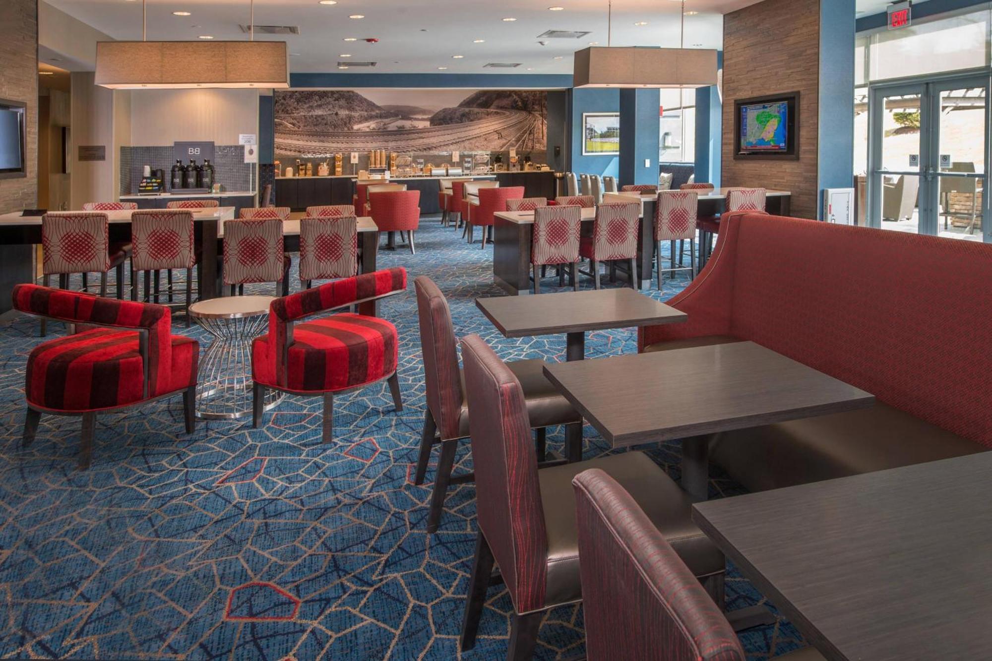 Towneplace Suites By Marriott Altoona Exterior photo