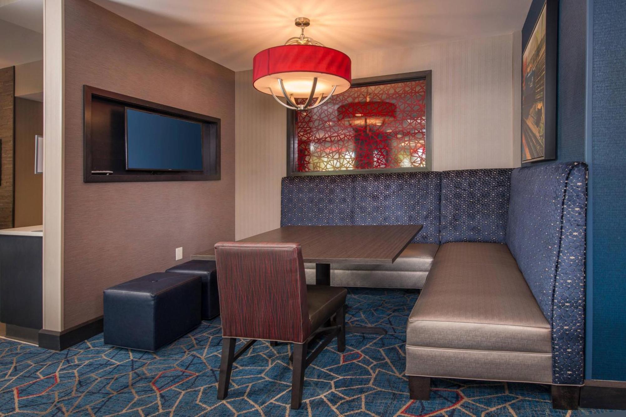 Towneplace Suites By Marriott Altoona Exterior photo